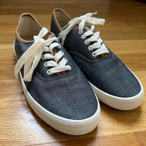 American Eagle By Payless Gray and White Sneakers Casual Style